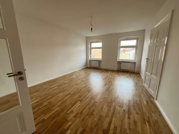 4-Zimmerwohnung auf der Schönhauser Allee zur teilgewerblichen Nutzung!