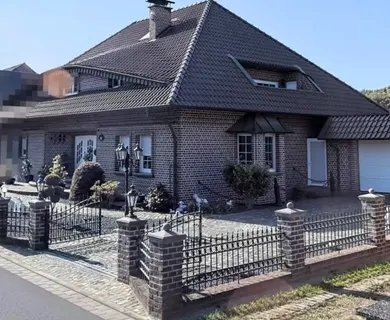 Kerken-Eyll: Hochwertiges Zweifamilienhaus in schöner Lage mit Traumgrundstück
