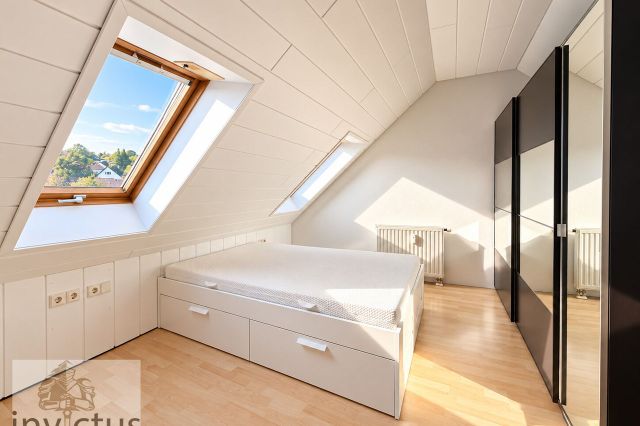Helles Schlafzimmer im Dachgeschoss