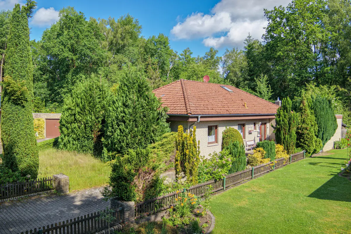 Winkelbungalow mit Kamin & Garage am Flüggenhofsee