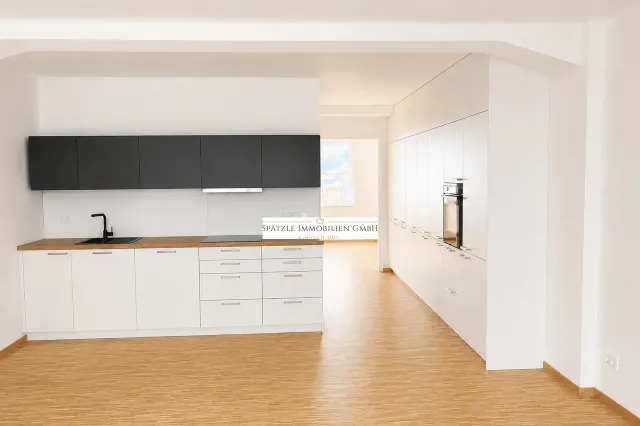 Wohnzimmer mit Küchenzeile und Einbauschrank (KI bearbeitet)