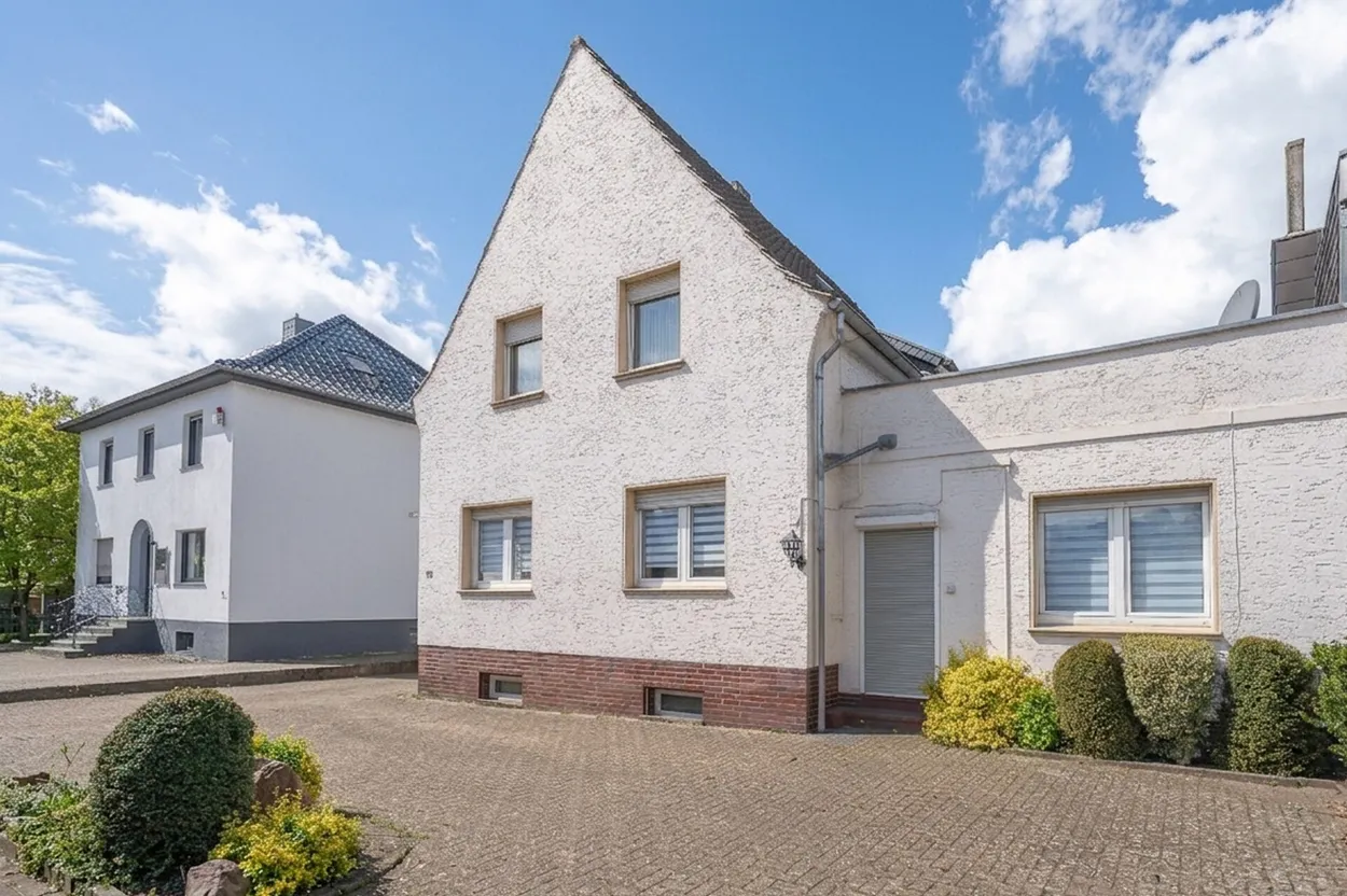 Zentrumsnahes Einfamilienhaus mit Anbau, Dachterrasse und großem Grundstück in Heinsberg