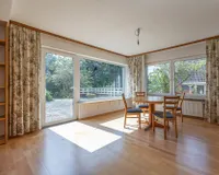 Wohnzimmer mit Blick ins Grüne