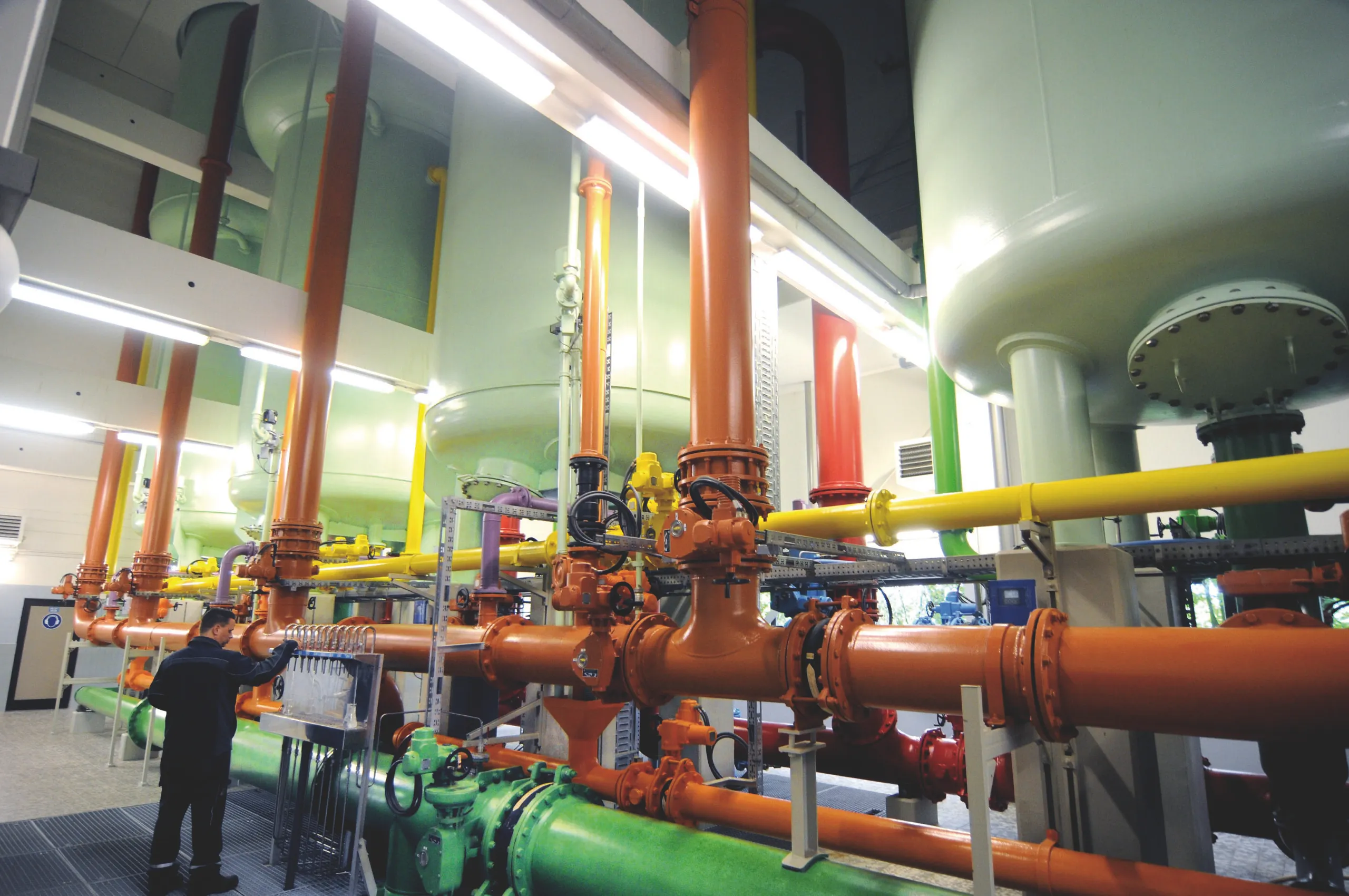 Filterhalle Wasserwerk mit Rohren und Behältern