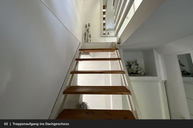 62_Treppenaufgang_ins_Dachgeschoss
