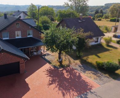 Exklusives Einfamilienhaus in neuwertigem Zustand mit großzügigem Grundstück!