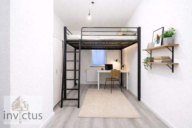 Komfortables Loft-Bett mit Arbeitsplatz