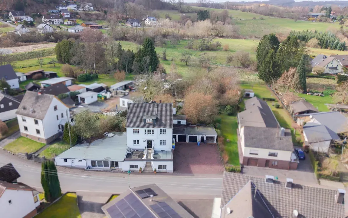 Mehrfamilienhaus mit großem Grundstück, ehemaligem Gewerbeteil und vielfältigem Entwicklungspotenzial!