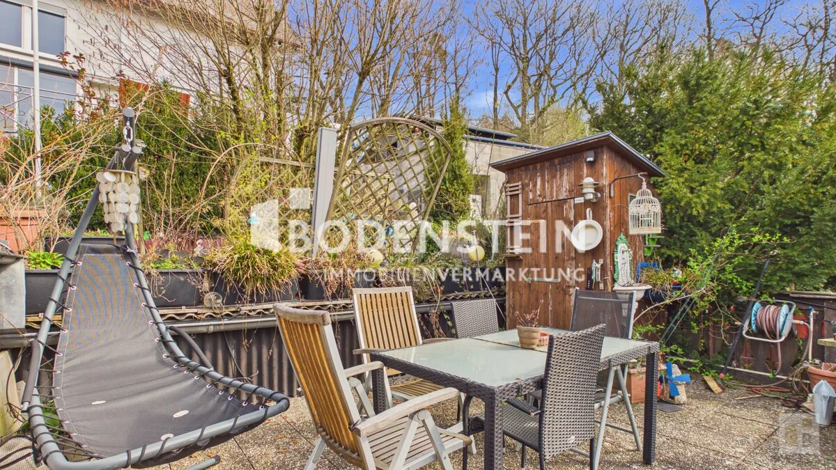 Außenbereich vor dem Grillhaus