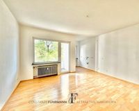 Wohnzimmer mit Zugang zum Balkon