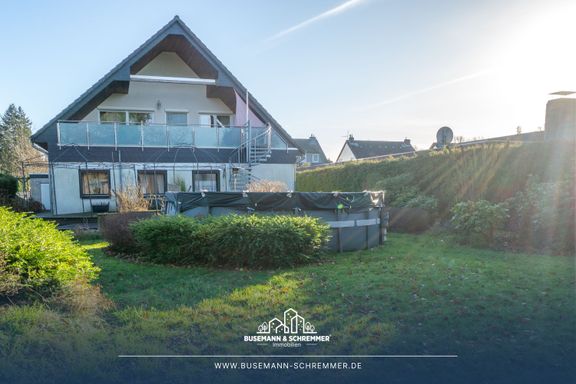 Sehr gro&szlig;z&uuml;giges Zweifamilienhaus mit au&szlig;ergew&ouml;hnlichem Grundriss und sch&ouml;nem Garten in Langenhagen