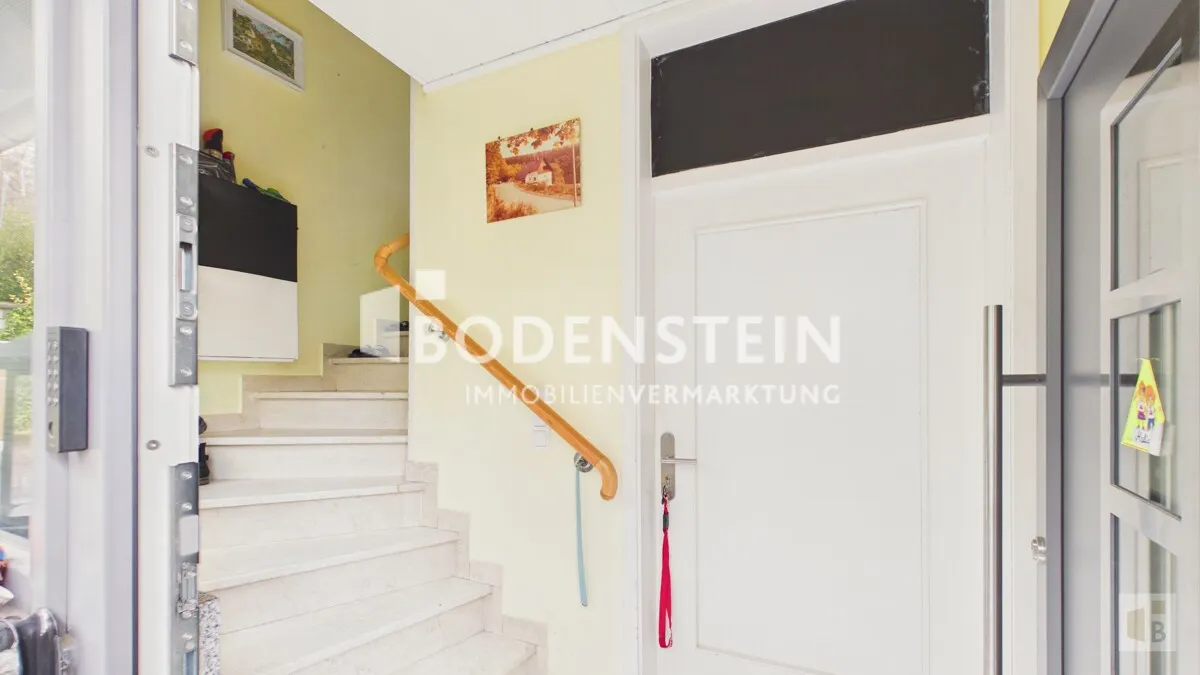 Oberer Hauseingang zu EG und OG Wohnung