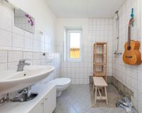 Gäste-WC mit Anschlüssen für eine Dusche