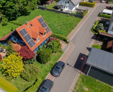 Ländliche Ruhe, stadtnah genießen. Wohnliches Blockhaus mit Garten in Feldrandlage!