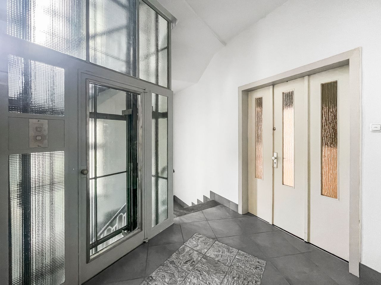 Personenaufzug / Treppenhaus 