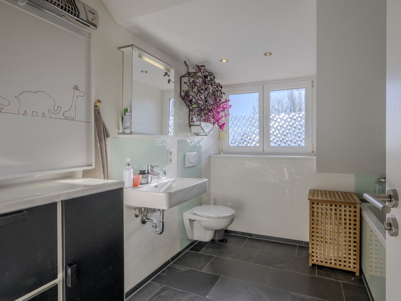 Tageslichtbad mit Dusche und Badewanne