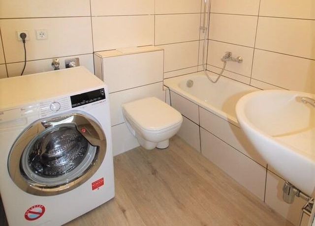 Bad mit Badewanne + Waschmaschine