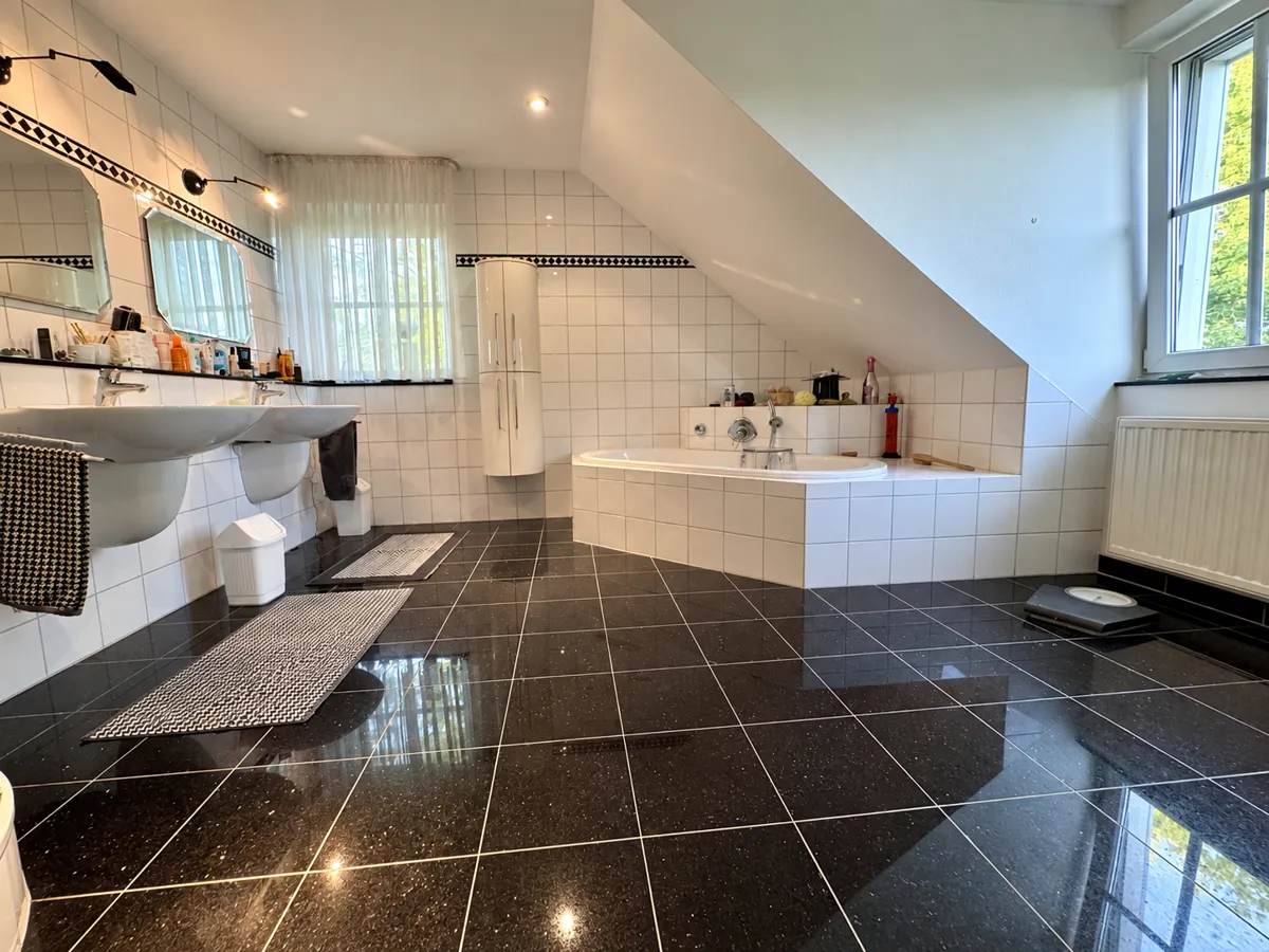 Das anspruchsvoll gestaltete Elternbad mit Dusche, WC, Doppelwaschtisch