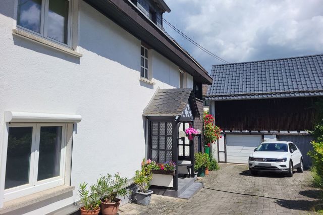 Innenhof mit Doppelgarage