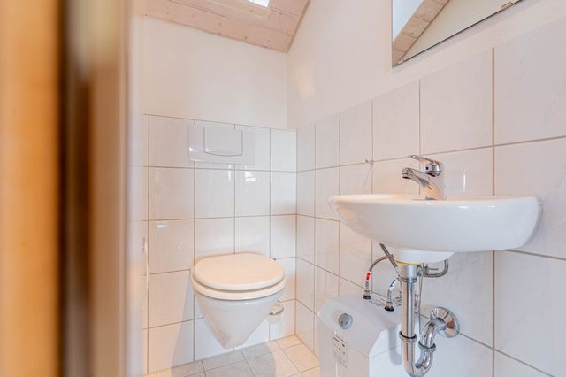 WC (DG)
