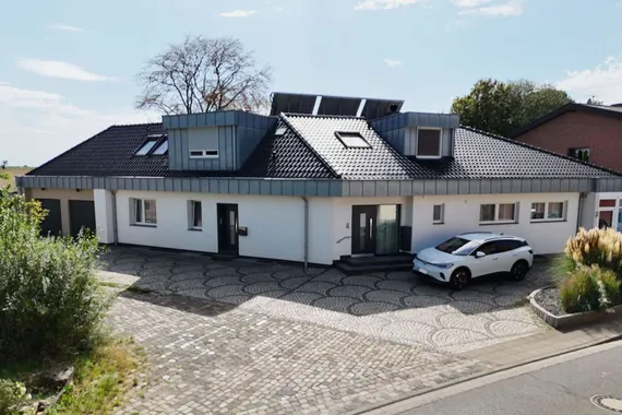 Wenn es von allem etwas mehr sein darf! Luxuriöses Zweifamilienhaus in ländlichem Umfeld von Jüchen