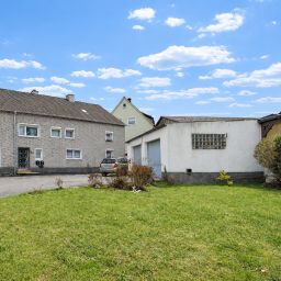 Ca. 306 m² großes Zweifamilienhaus mit viel Potenzial, 6 Garagen zzgl. Halle in IS-Letmathe