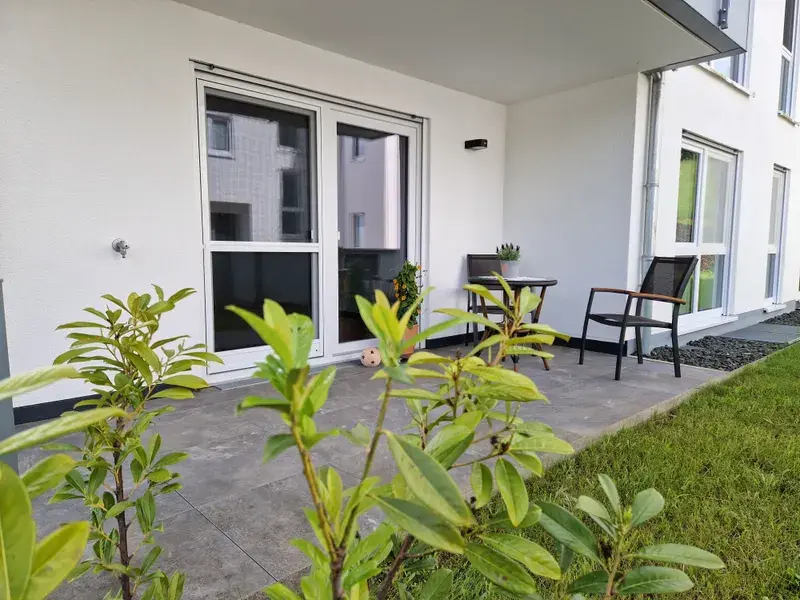 Terrasse mit Sichtschutz zur Straße hin.jpg