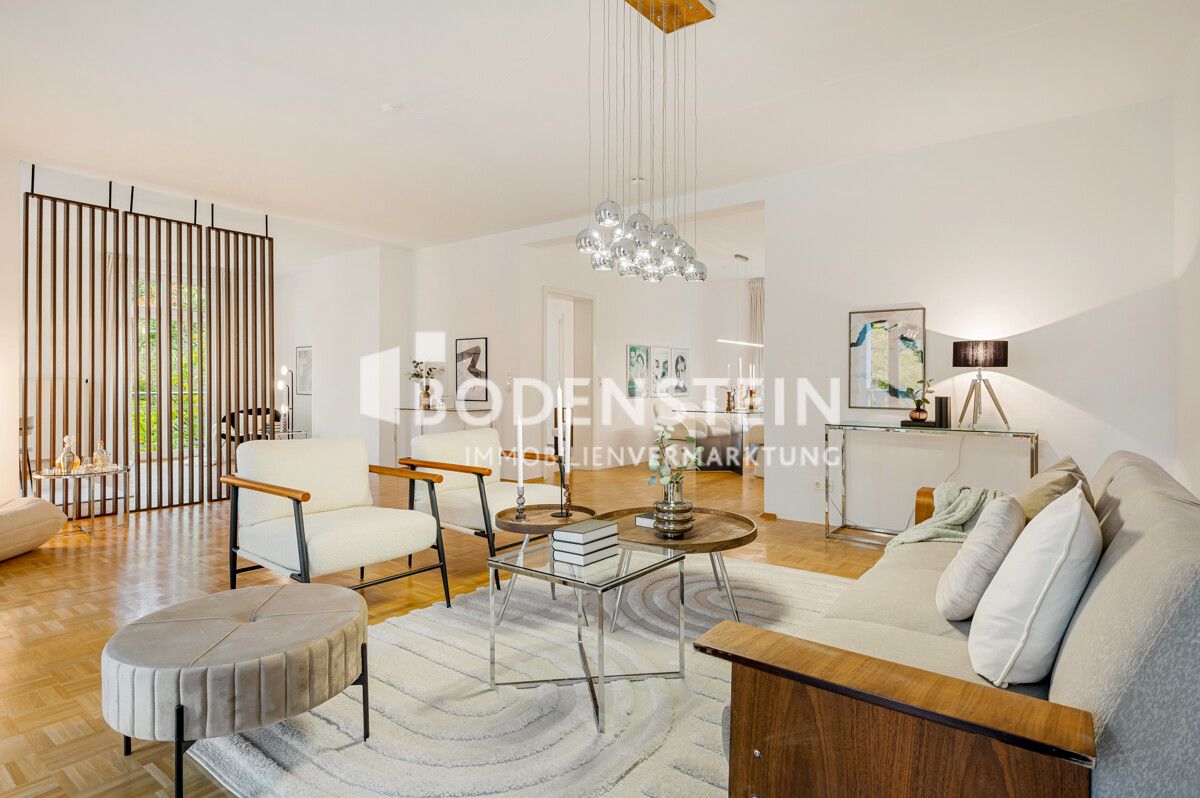 Wohnzimmer mit Blick in den Arbeitsbereich