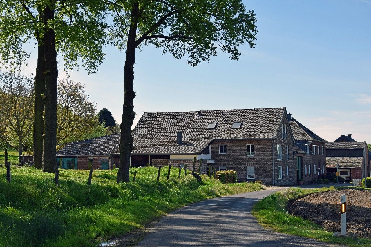 Idyllisch gelegenes Anwesen in Nettetal-Hinsbeck: Charmante Hofanlage mit viel Potenzial und Platz!