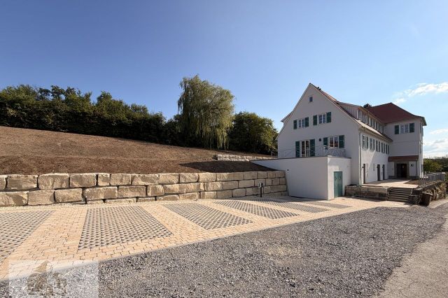 Stellplatzbereich mit Natursteinmauer