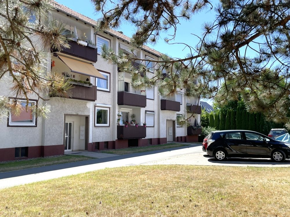 Ansicht Eingangsseite mit Parkplatz