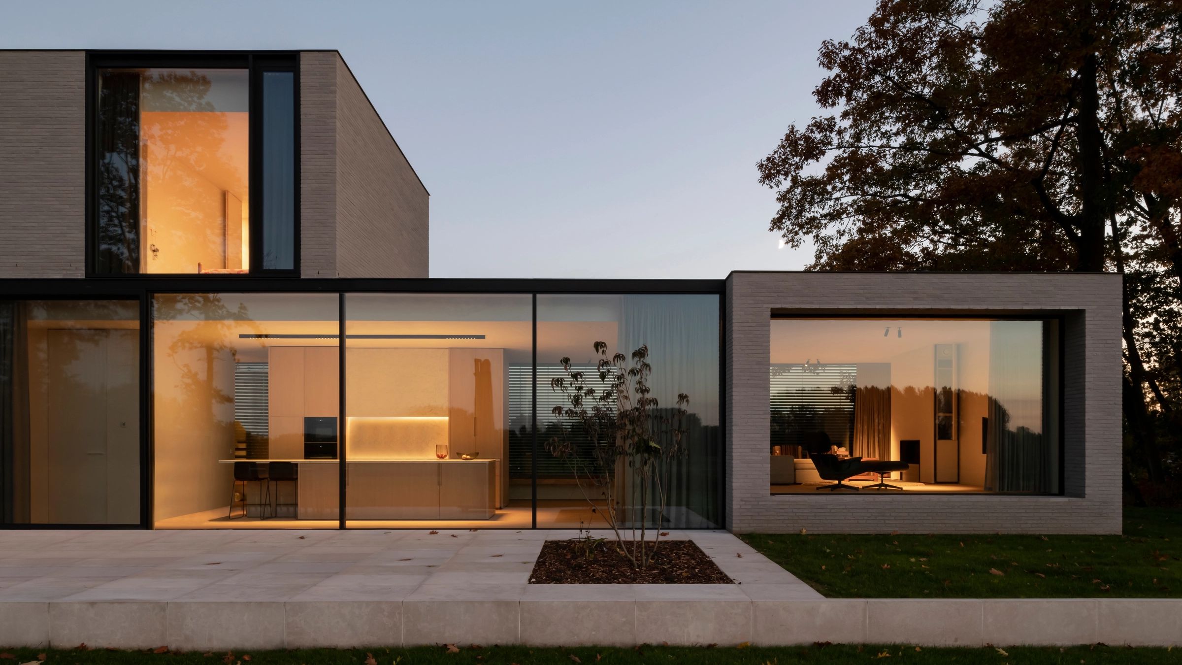 Moderne Neubauimmobilie mit Glasfassade – D+P Immobilien GmbH, Ihr Immobilienmakler in Siegburg für hochwertige Architektur und stilvolles Wohnen