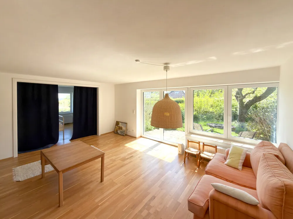 Wohnzimmer mit Zugang Terrasse
