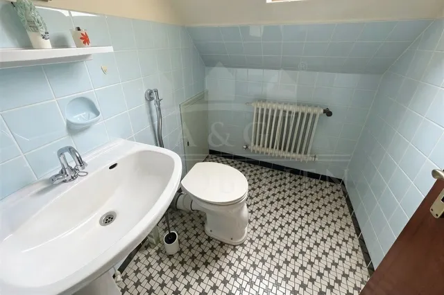 Badezimmer mit WC und Waschtisch  OG