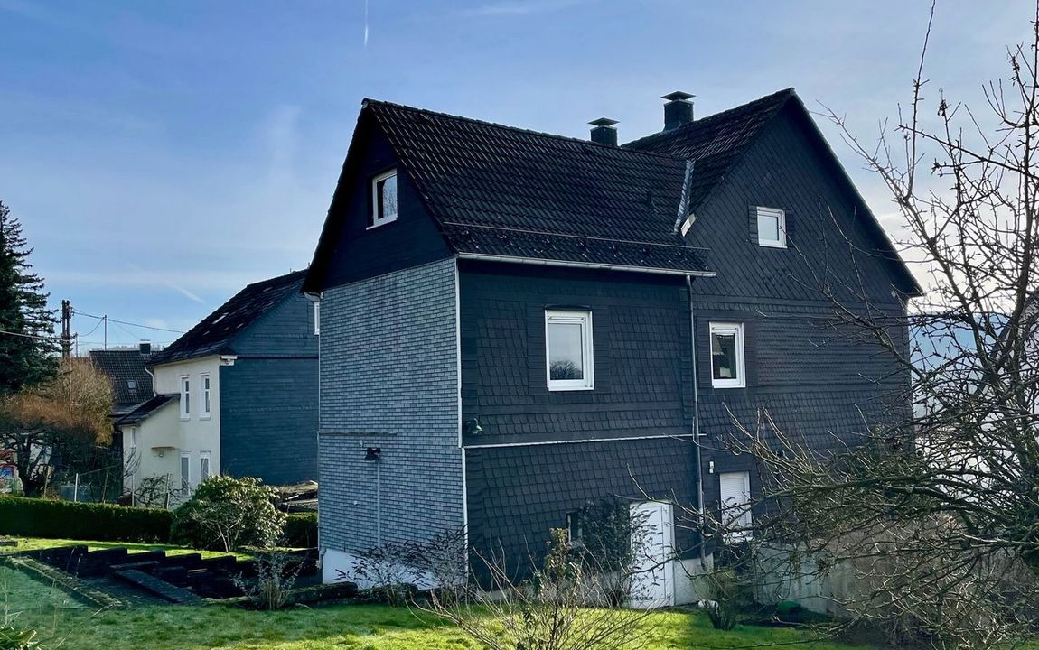 Geräumiges 1-2 Familienhaus mit Garten und zwei Garagen!