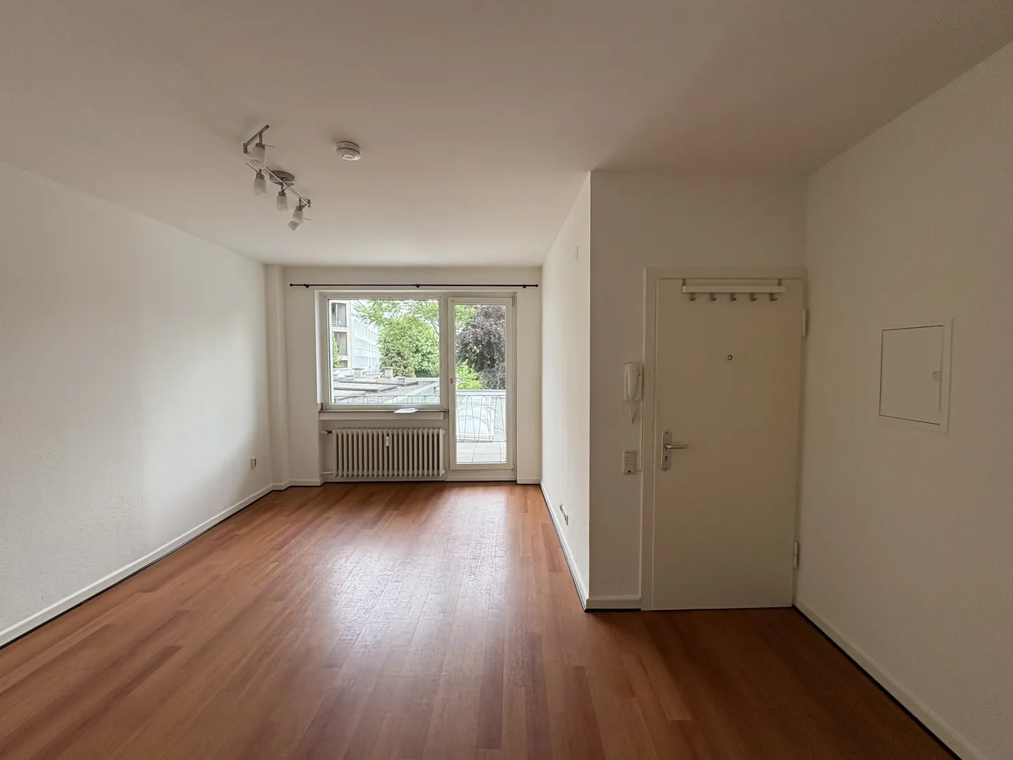 Singles aufgepasst: Helles Apartment mit Balkon und EBK direkt am Hofgarten. - Foto 5