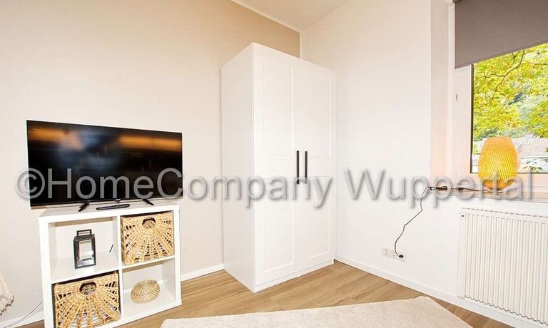 TV und Kleiderschrank