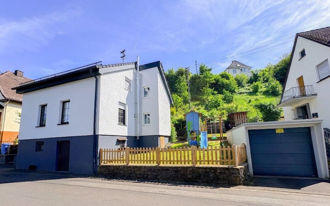 Modernisiertes Einfamilienhaus mit Garten und Garage in guter Zentrumslage!