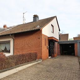 Solide Doppelhaushälfte mit Doppelgarage in zentraler Lage