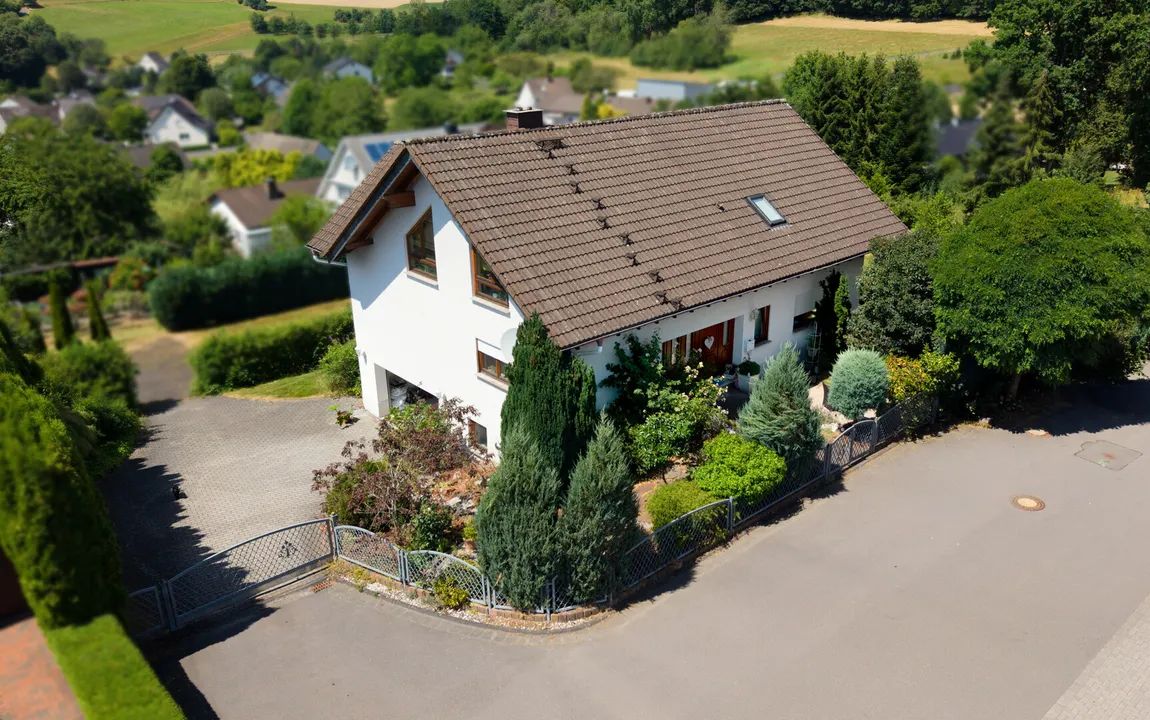 Großzügiges Wohnen mit vielseitigen Möglichkeiten – Einfamilienhaus und voll erschlossener  Bauplatz