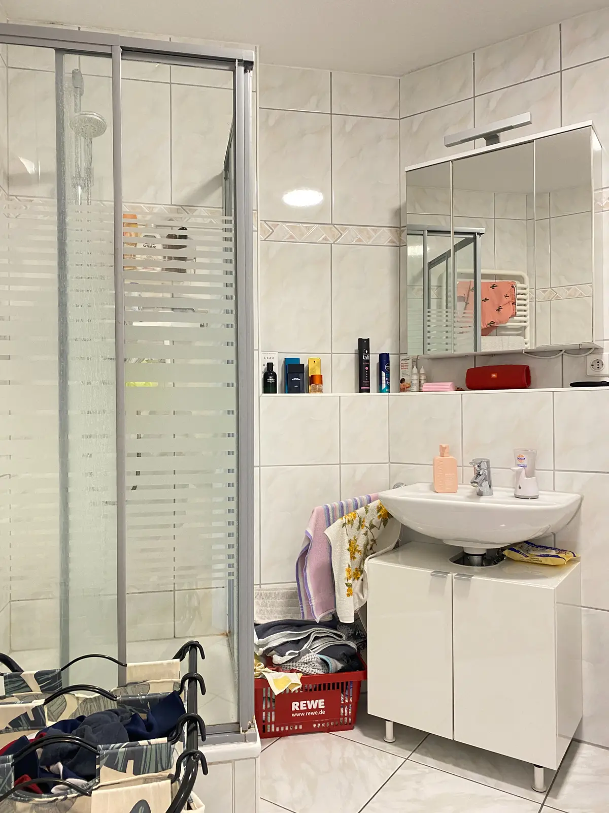 Bad mit Dusche und Wanne