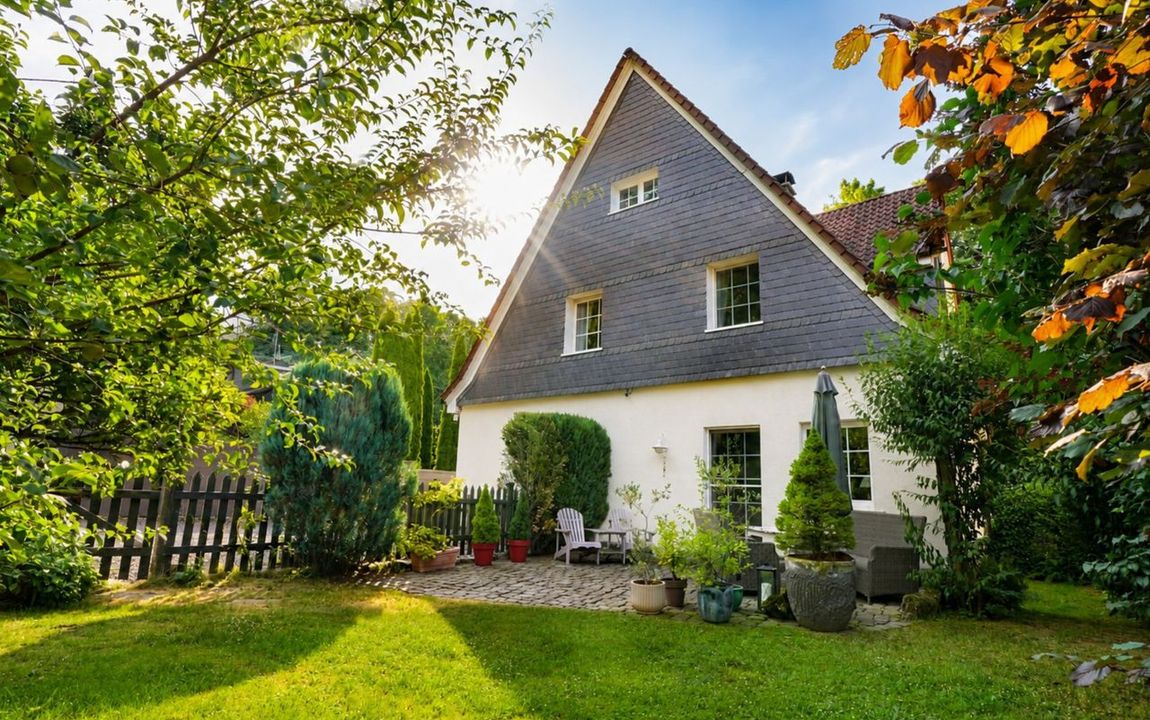Stilvoll modernisiertes Einfamilienhaus mit historischem Charme und idyllischem Garten