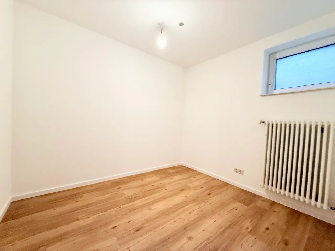 frisch renovierte 1,5 ZKD Wohnung mit neuer Einbauküche - Foto 2