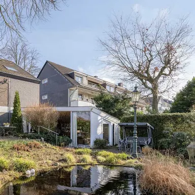 Dreifamilienhaus mit bezugsfreier Wohnung und Praxisfläche in Ratingen-Cromford