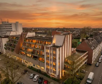3-ZI.-WHG. MIT ANGRENZENDEM APARTMENT, DACHTERASSE UND 2 PKW-STELLPLÄTZEN IN CITYNÄHE ZU KAUFEN!!