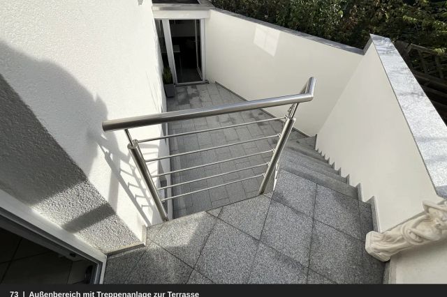73_Aussenbereich_mit_Treppenanlage_zur_Terrasse