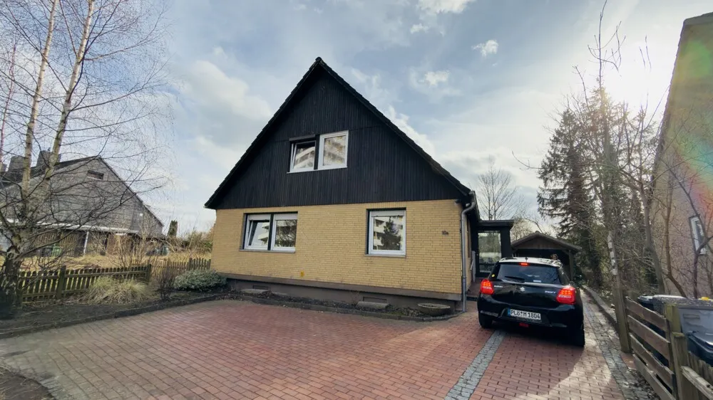 Carport und Stellplätze.