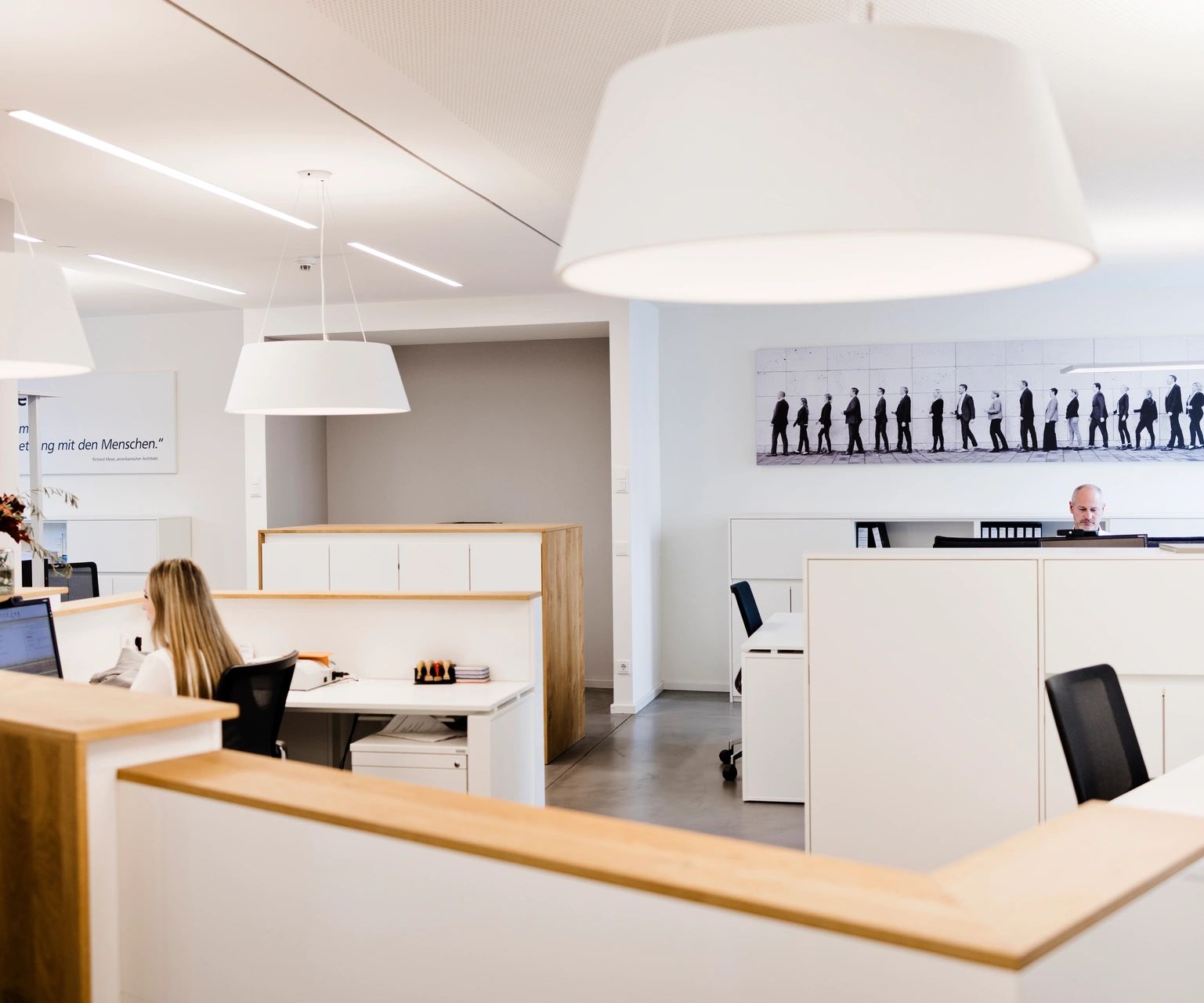 Heller Empfangs- und Arbeitsbereich bei GENO Immobilien in Ostwestfalen