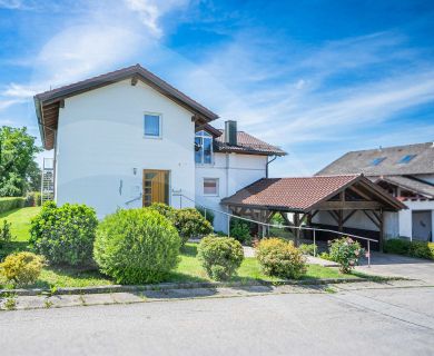 Geräumiges Zweifamilienhaus
