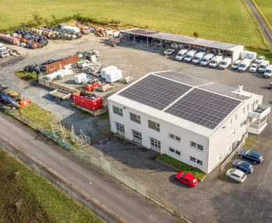 Großzügiger Gewerbekomplex mit Bürogebäude, Werkstatt-/Halle, Freifläche & PV-Anlage!